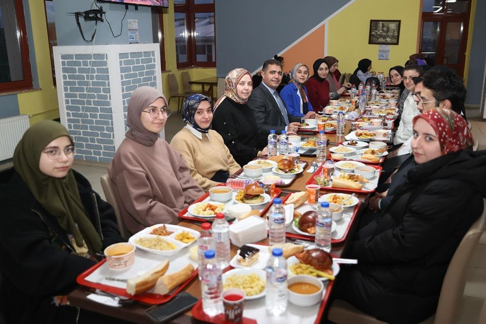 DÜZCE VALİSİ ÖĞRENCİLERLE İFTARDA BULUŞTU, GENÇLERİN TALEPLERİNİ DİNLEDİ
