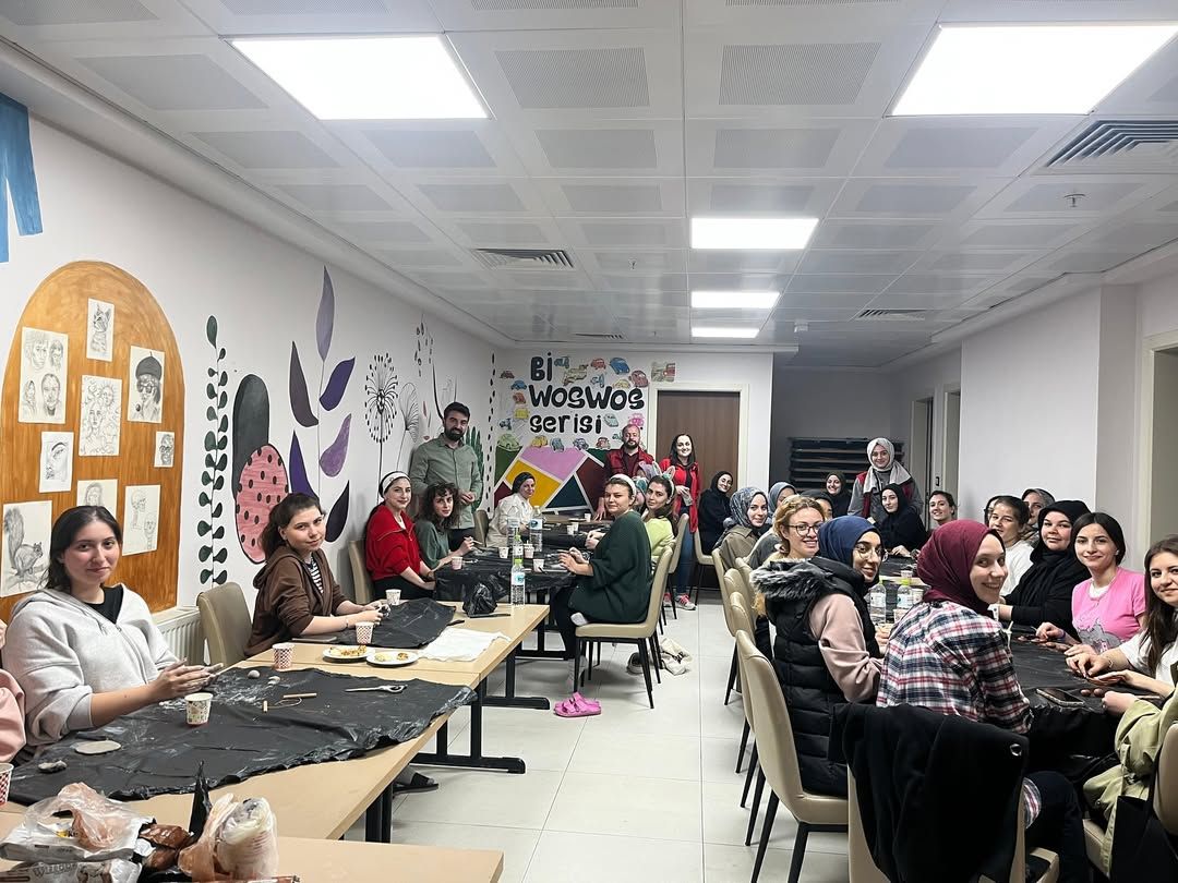 DÜZCE YURTLARINDA GENÇLERLE KİL ATÖLYESİ ETKİNLİĞİ GERÇEKLEŞTİRİLDİ