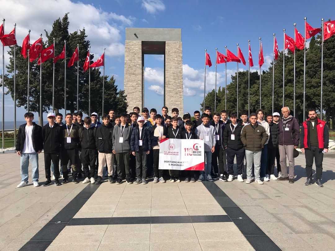 DÜZCELİ GENÇLER, ÇANAKKALE RUHUNU 110. YILINDA YERİNDE YAŞIYOR