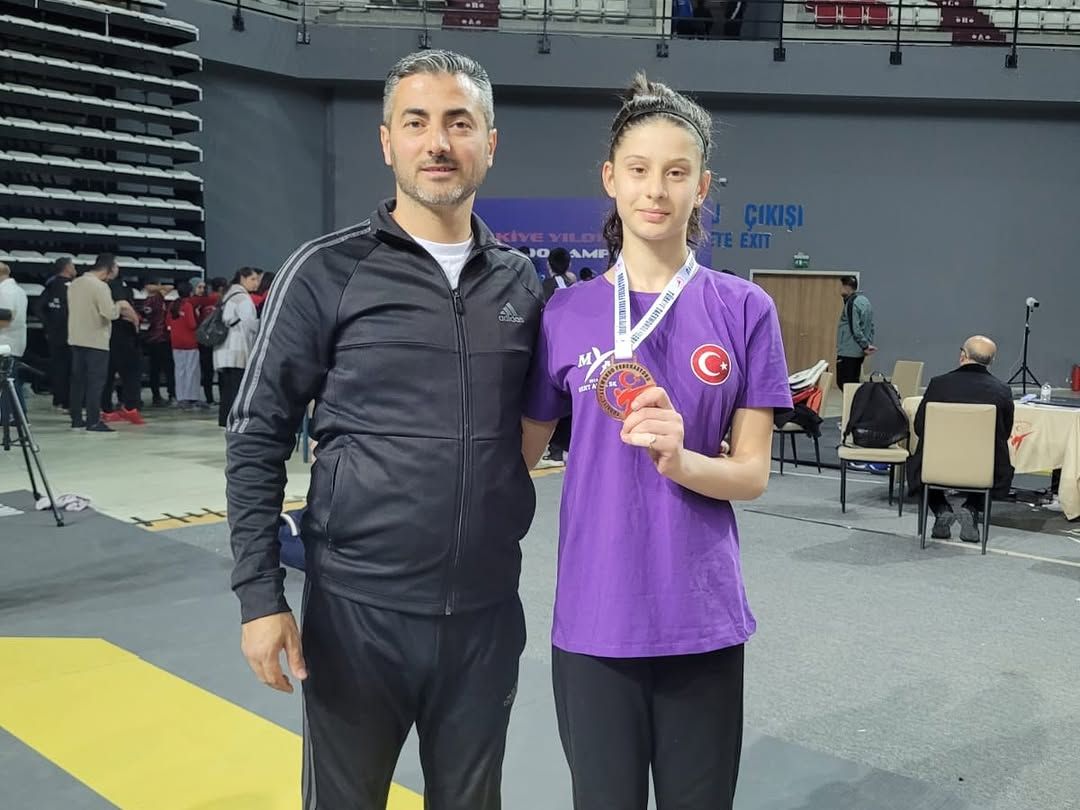 DÜZCELİ MELİKE ACAR ZİRVEYE YÜRÜYOR TAEKWONDO'DA TÜRKİYE ÜÇÜNCÜSÜ