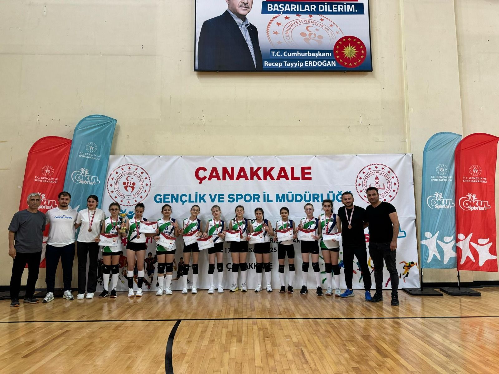 DÜZCELİ VOLEYBOLCU KIZLAR TARİH YAZDI