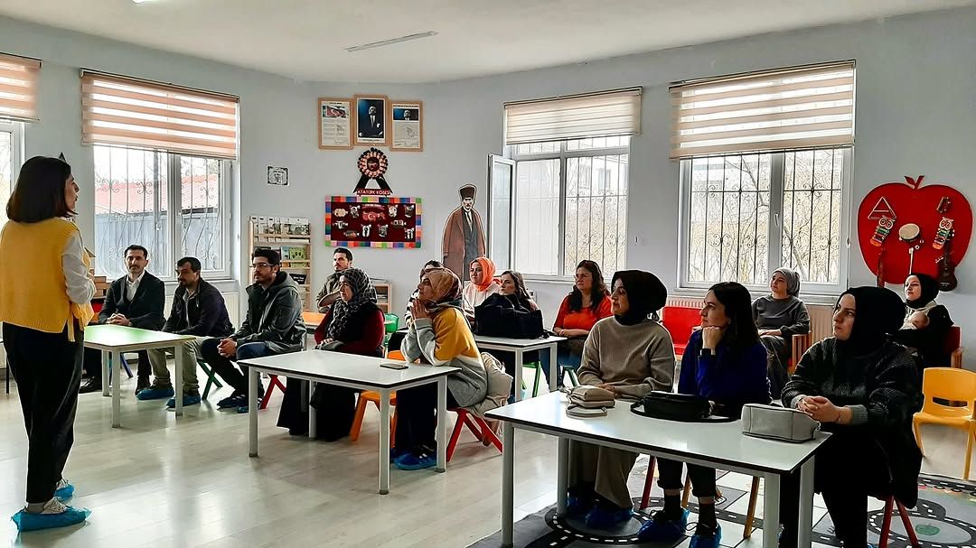 EĞİTİMİN DÜZCESİ AİLE AKADEMİLERİ PROJESİ HIZ KESMEDEN DEVAM EDİYOR