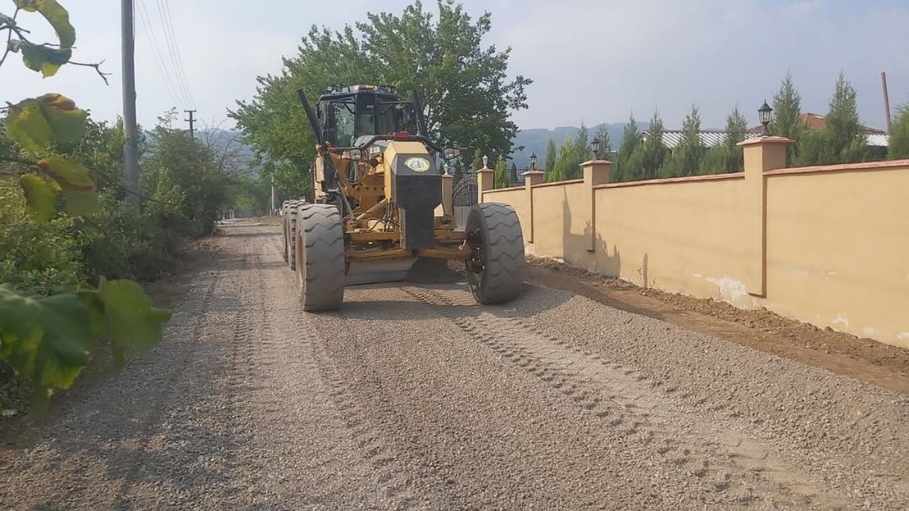 Elmacık Köyü'nde Yol Güvenliği İçin Sathi Kaplama Çalışmaları Sürüyor