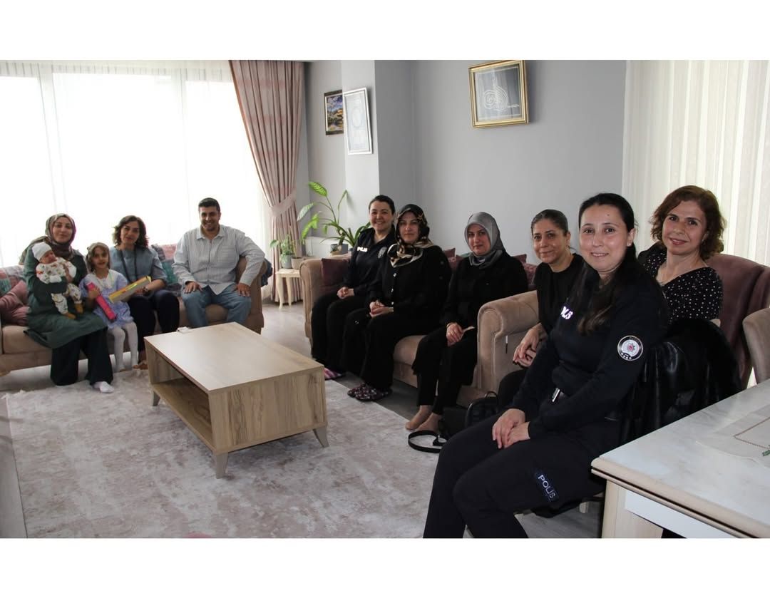 EMNİYET TEŞKİLATINDAN ANLAMLI ZİYARET YENİDOĞAN BEBEĞE HAYIRLI OLSUN DİLEĞİ