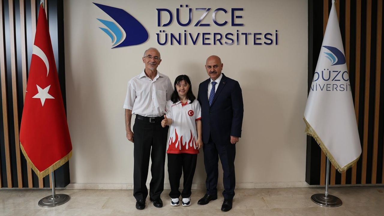Fatma Çağla Demir Türkiye'nin İlk Down Sendromlu Milli Yüzücüsü Mezuniyet Sevincini Yaşadı