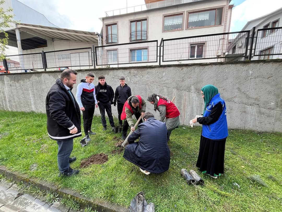 GELECEĞE BİR FİDAN DA SEN DİK