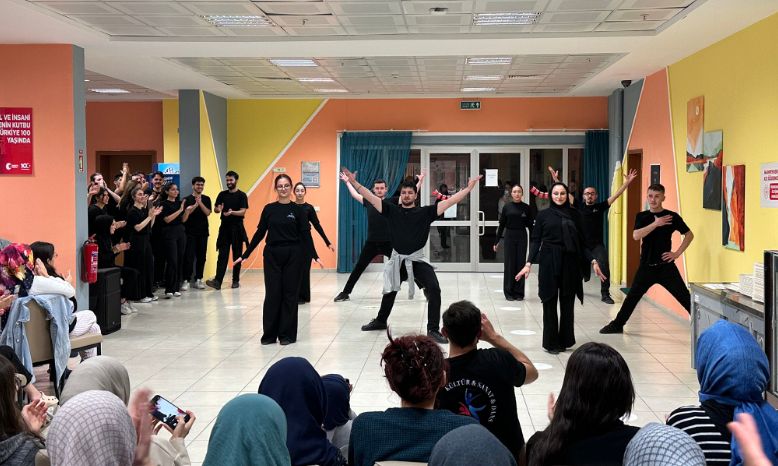 GENÇ OFİS HALK DANSLARI EKİBİ, MAHPEYKER KIZ YURDU'NDA SAHNE ALDI