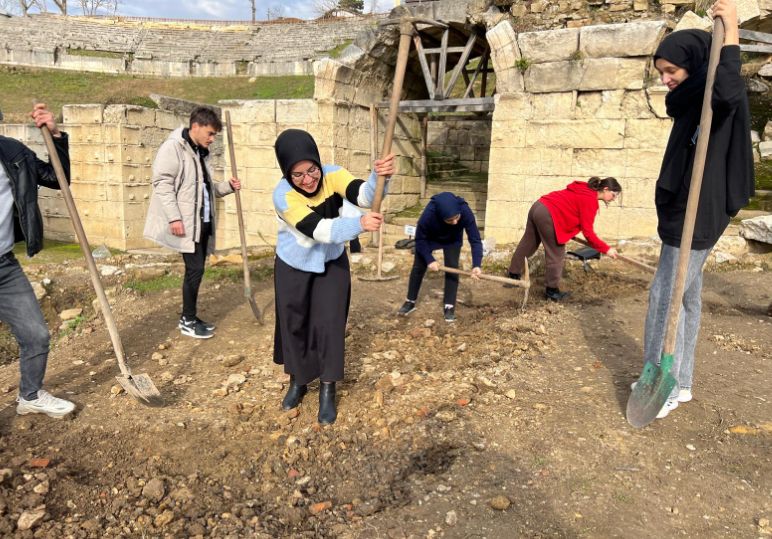 GENÇLER PRUSİAS AD HYPİUM ANTİK KENTİ'NDE TARİHE TANIKLIK EDİYOR