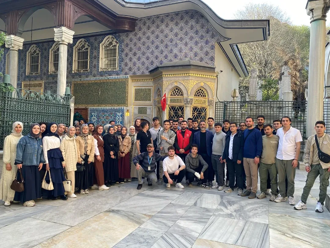 GENÇLER, TARİHİ VE MANEVİ DEĞERLERLE DOLU İSTANBUL YOLCULUĞUNDA BİR ARAYA GELDİ