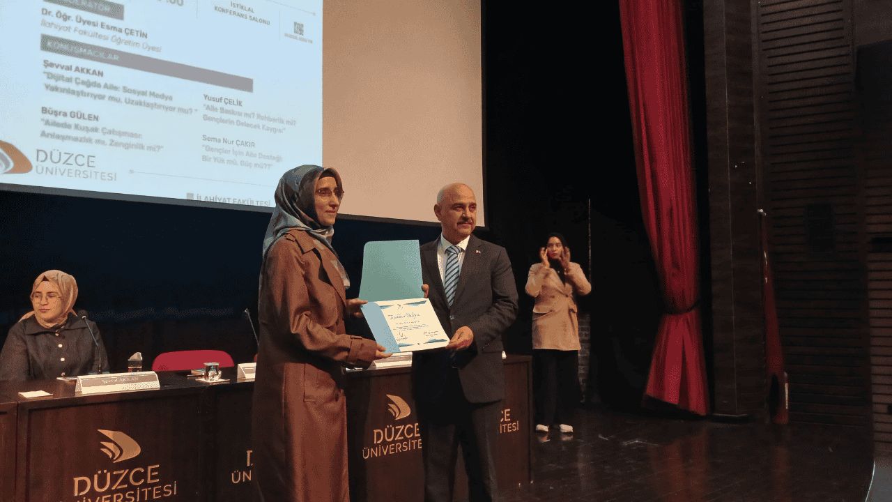 GENÇLERDEN AİLEYE AYNA GERÇEKLER PANELDE KONUŞULDU