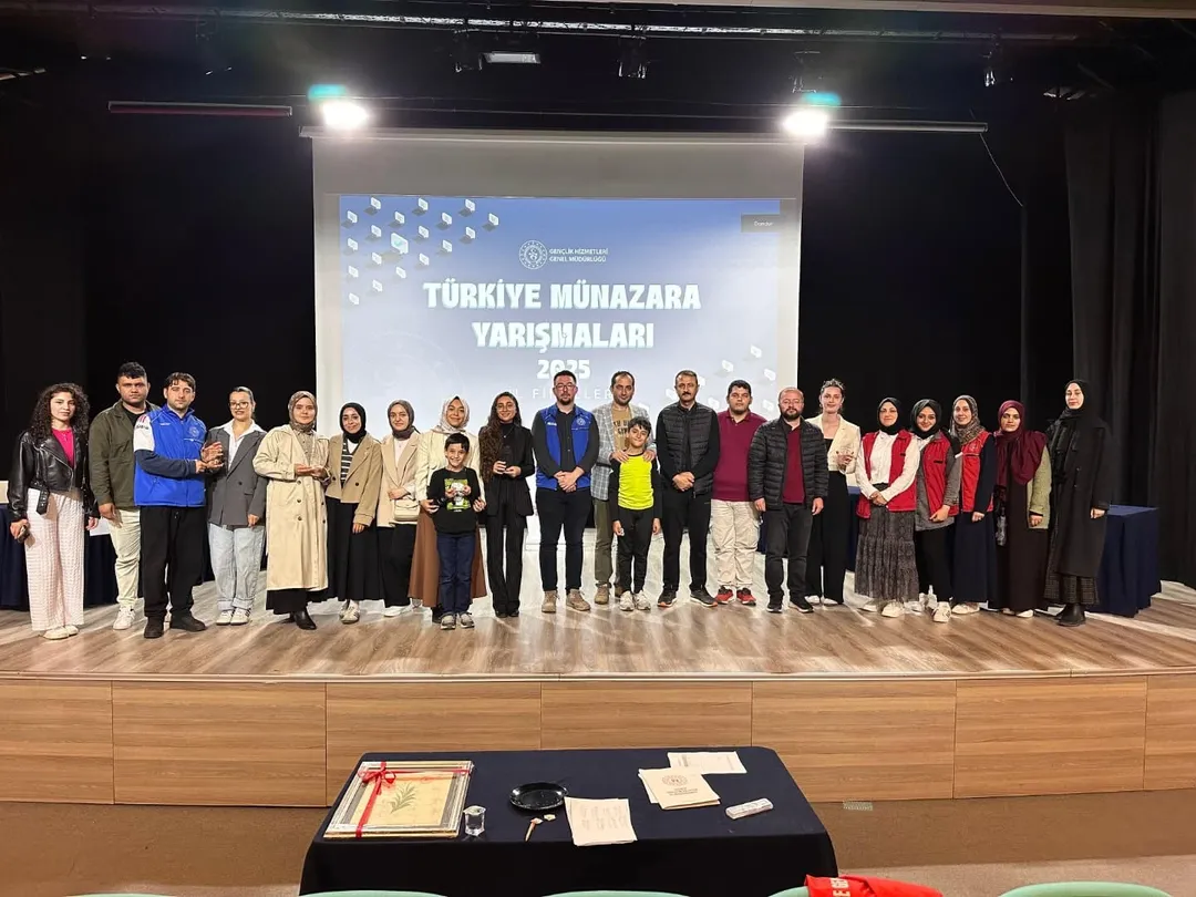 GENÇLİK HAFTASINDA SÖZ GENÇLERDEYDİ DÜZCE ÜNİVERSİTELİLER MÜNAZARA KÜRSÜSÜNDE PARLADI