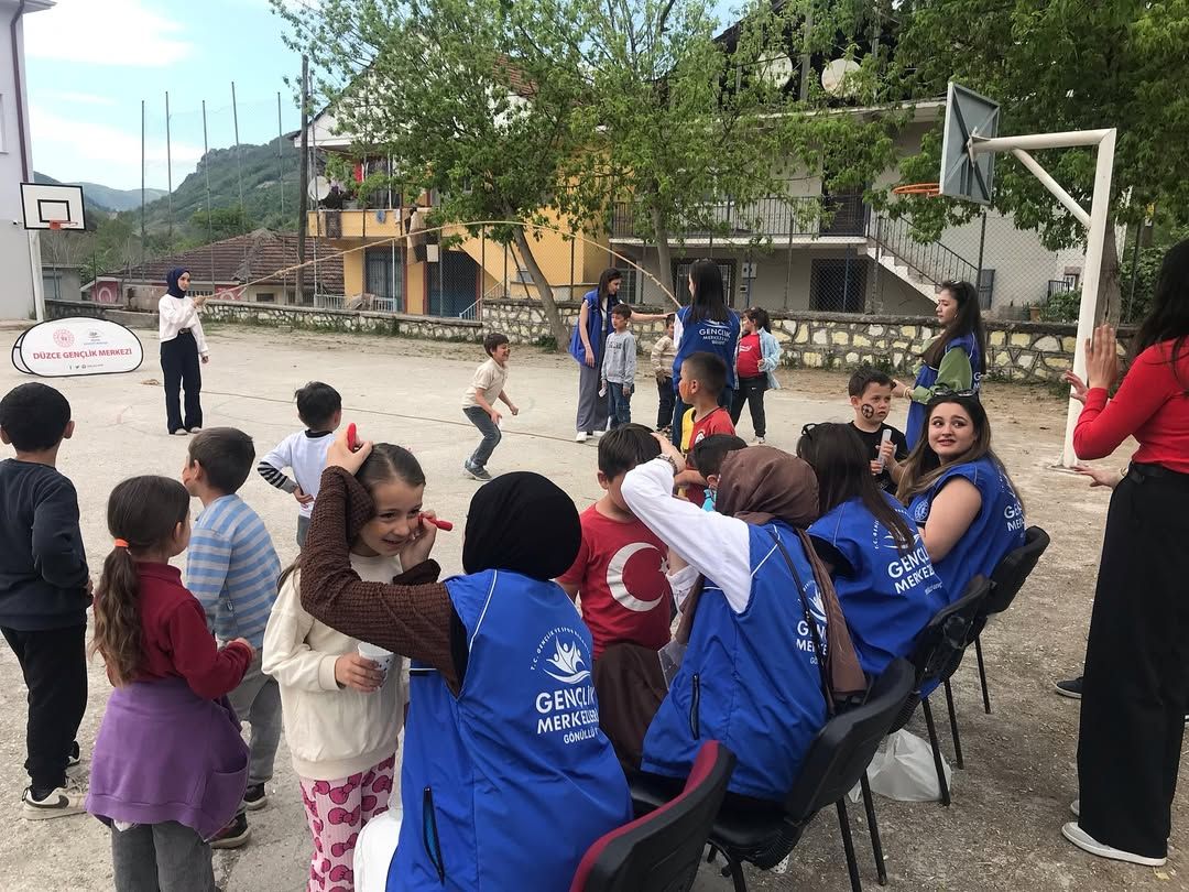 GENÇLİK MERKEZİ, YIĞILCA KIRIK İLKOKULU'NDA MİNİK KALPLERLE BULUŞTU