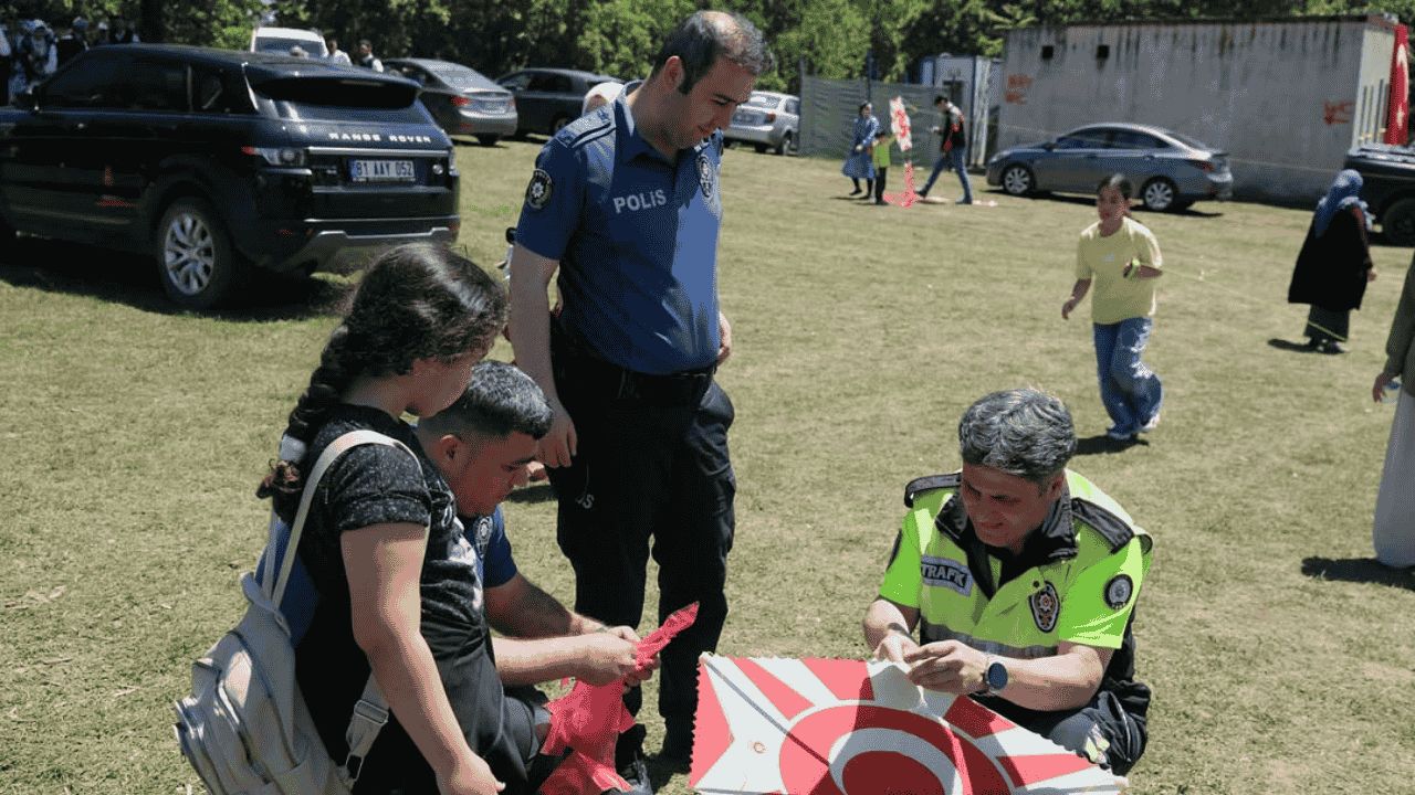 GÖKYÜZÜ GÜMÜŞOVA'DA UÇURTMALARLA RENKLENDİ