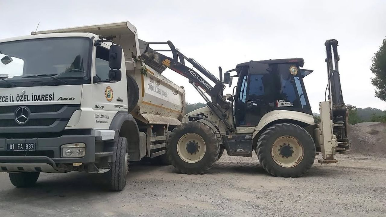 Gümüşova Dededüzü Köyü'nde Yol Bakım Çalışmaları Devam Ediyor