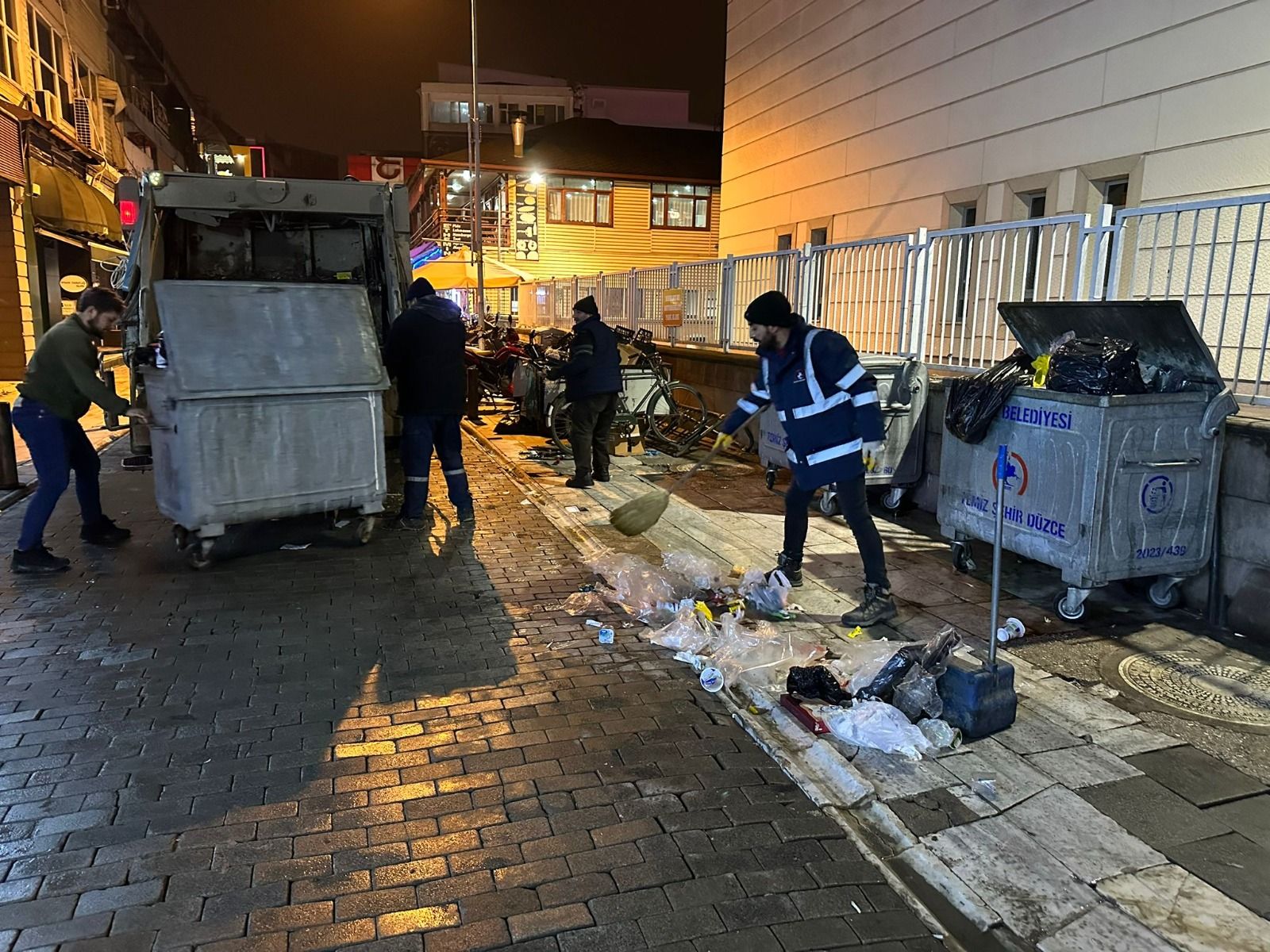 GÜNLÜK 210 TON EVSEL 70 TON İRİ HACİMLİ ATIK TOPLANIYOR