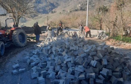 HAMASCIK KÖYÜ'NDE KİLİT PARKE ÇALIŞMALARI DEVAM EDİYOR