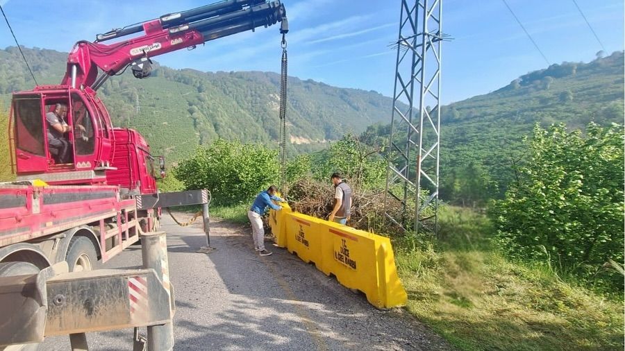 HARMANKAYA KÖYÜ'NDE YOL GÜVENLİĞİ ARTIRILIYOR BETON BARİYERLER YERLEŞTİRİLİYOR