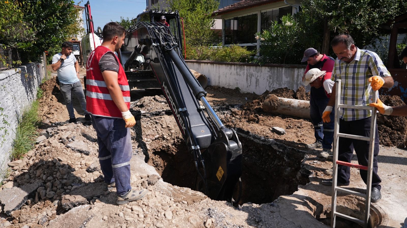 İLK 3 AYDA 4 BİN 379 METRE KANALİZASYON HATTI ÇEKİLDİ