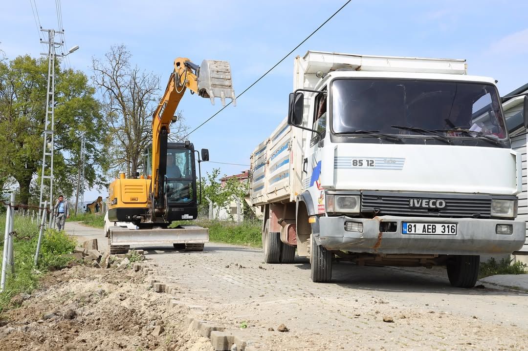 İSTİLLİ KÖYÜ CAMİİ BAHÇESİNDE ÇEVRE DÜZENLEMESİ DEVAM EDİYOR