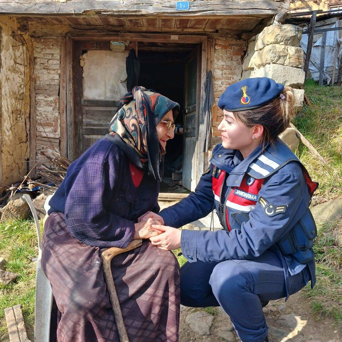 JANDARMA PERSONELLERİNDEN İHTİYAÇ SAHİPLERİNE ZİYARET
