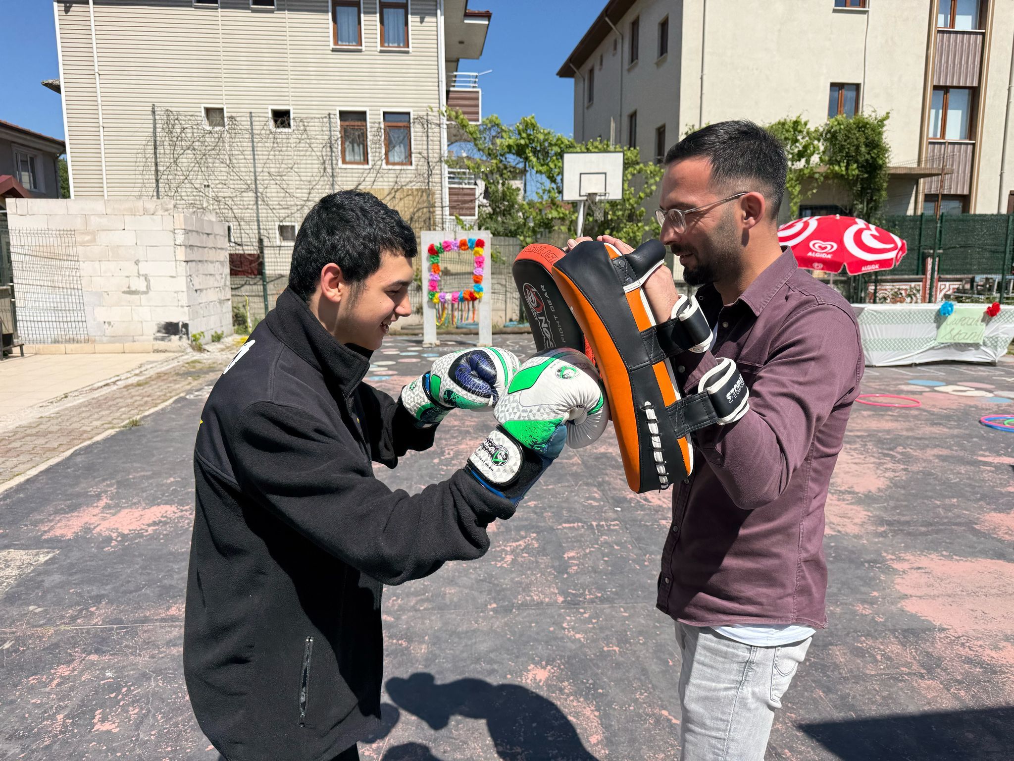 ''KALBİNDEKİ ENGELİ KALDIR'' ETKİNLİĞİ İLE RENKLİ VE ANLAMLI BİR GÜN
