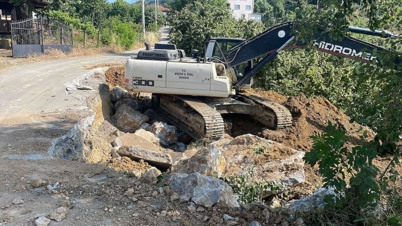 KALKIN KÖYÜ'NDE HEYELAN MÜDAHALESİ SÜRÜYOR