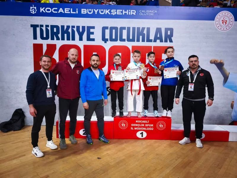 KARATE'DE DÜZCE'YE 3 MADALYA BİRDEN