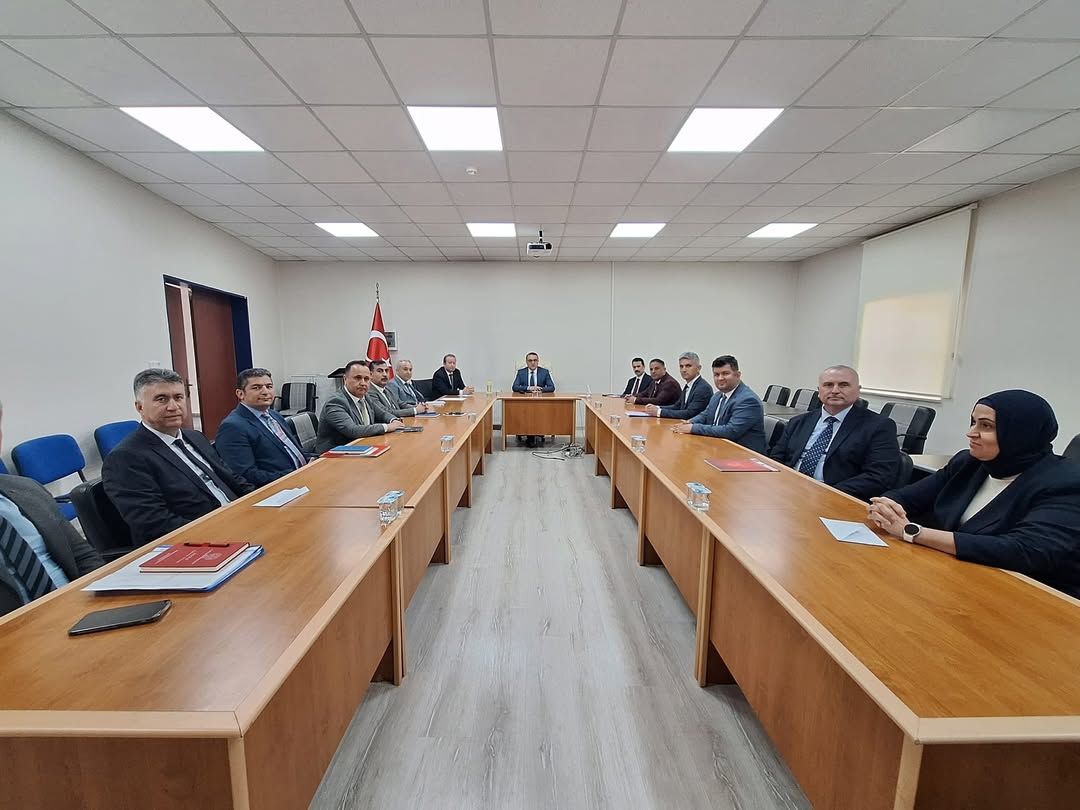 KAYNAŞLI'DA AYLIK EĞİTİM DEĞERLENDİRME TOPLANTISI YAPILDI