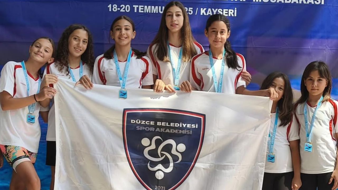 Kayseri'de Düzce Rüzgarı Spor Akademisi Yüzme Takımı Madalyalarla Döndü