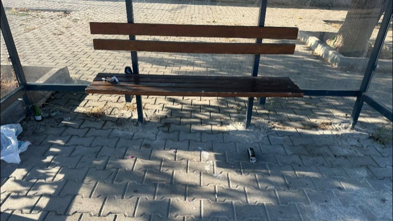 Kendini Bilmezler Sahnede ! Okul Önündeki Durağa Çöpleri Bıraktılar