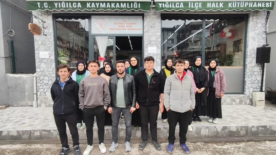KİTAPLARLA BULUŞAN GELECEK ŞEHİT METİN UYSAL AİHL ÖĞRENCİLERİ YIĞILCA HALK KÜTÜPHANESİNİ ZİYARET ETTİ