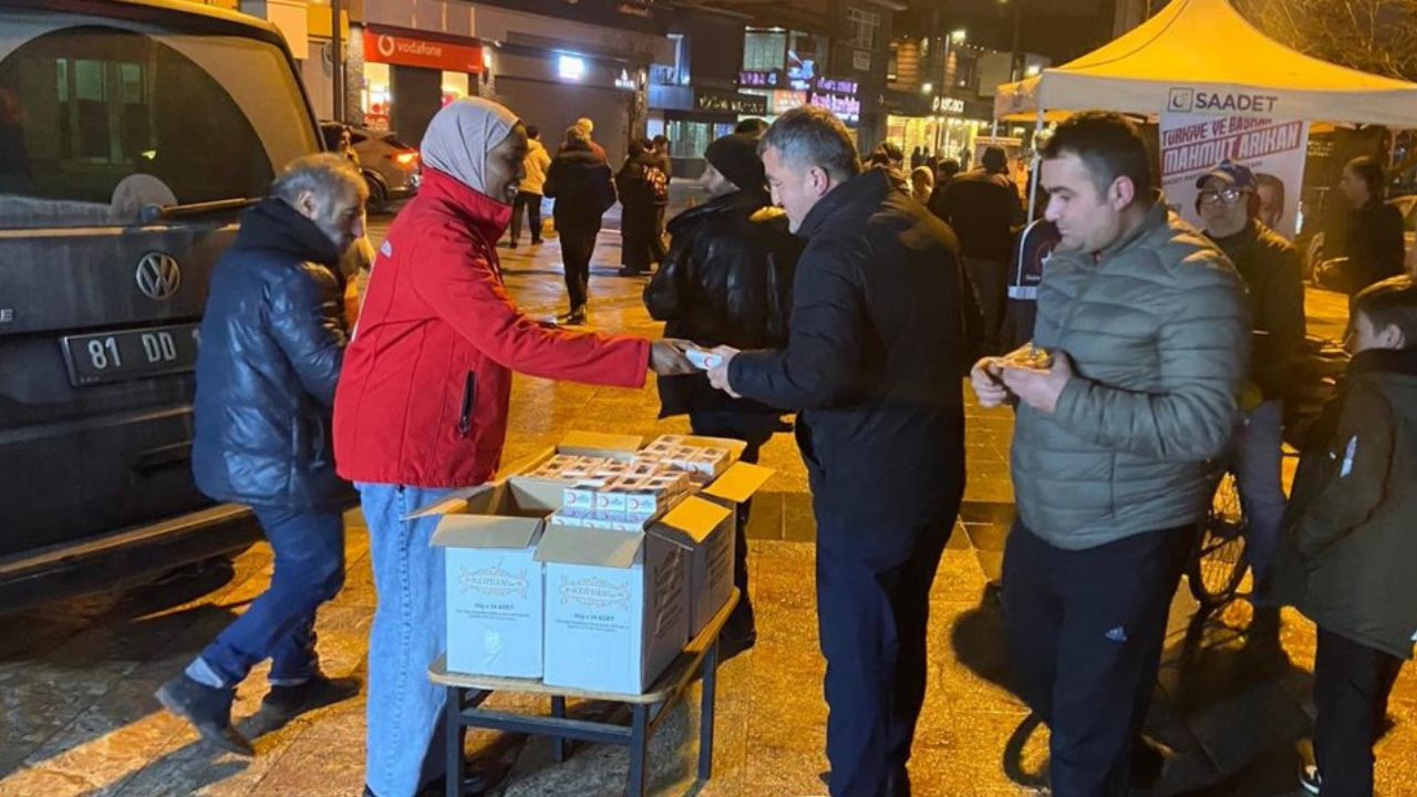 KIZILAY GENÇ GÖNÜLLÜLERİNDEN BERAT KANDİLİ İKRAMI