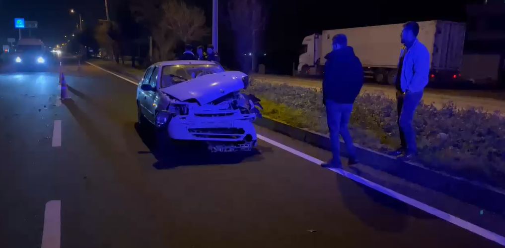 KONTROLDEN ÇIKAN ARAÇ BARİYERLERE ÇARPTI;2 KİŞİ YARALANDI