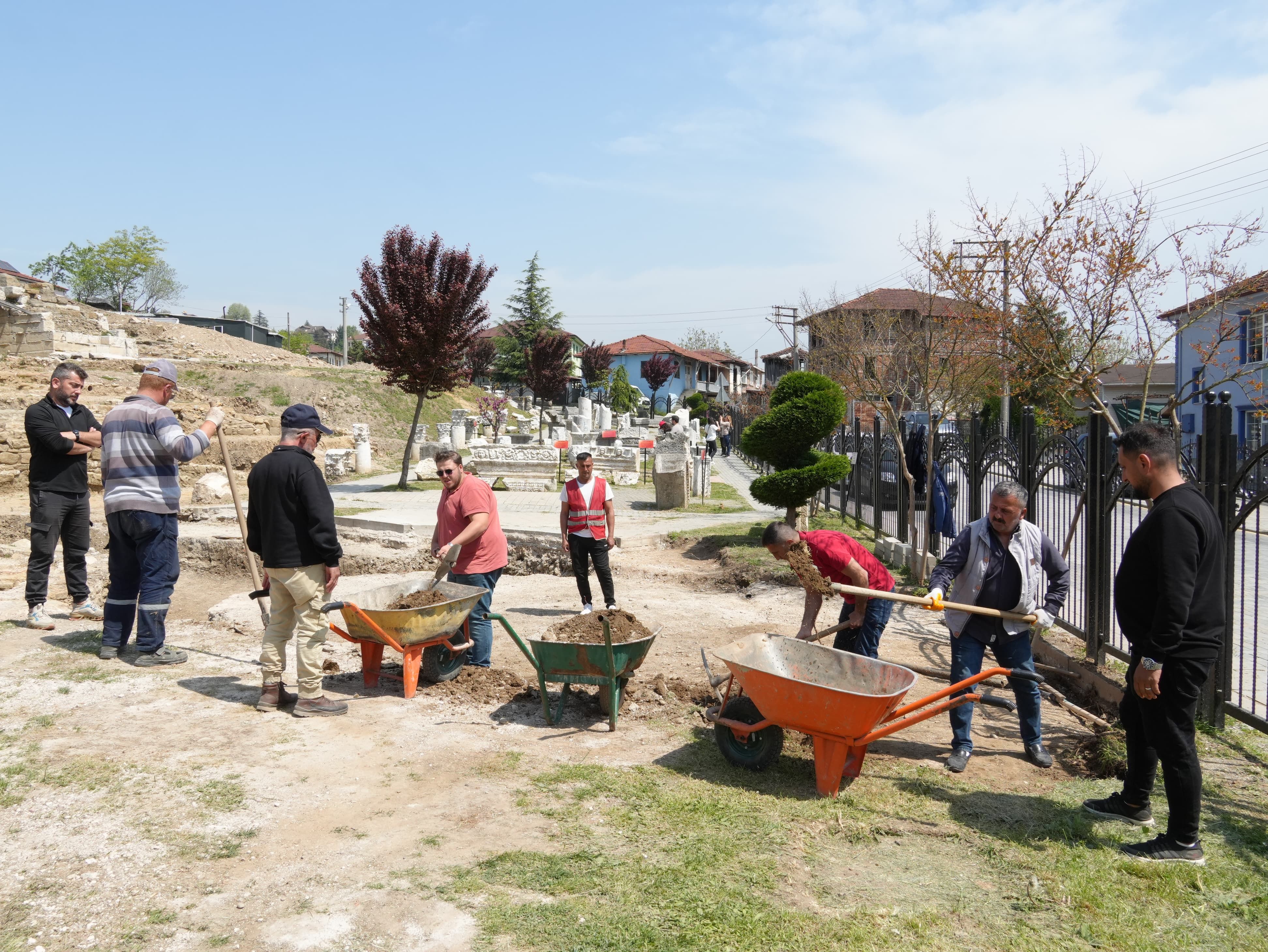 KONURALP ANTİK TİYATROSU'NDA KAZI ÇALIŞMALARI DEVAM EDİYOR
