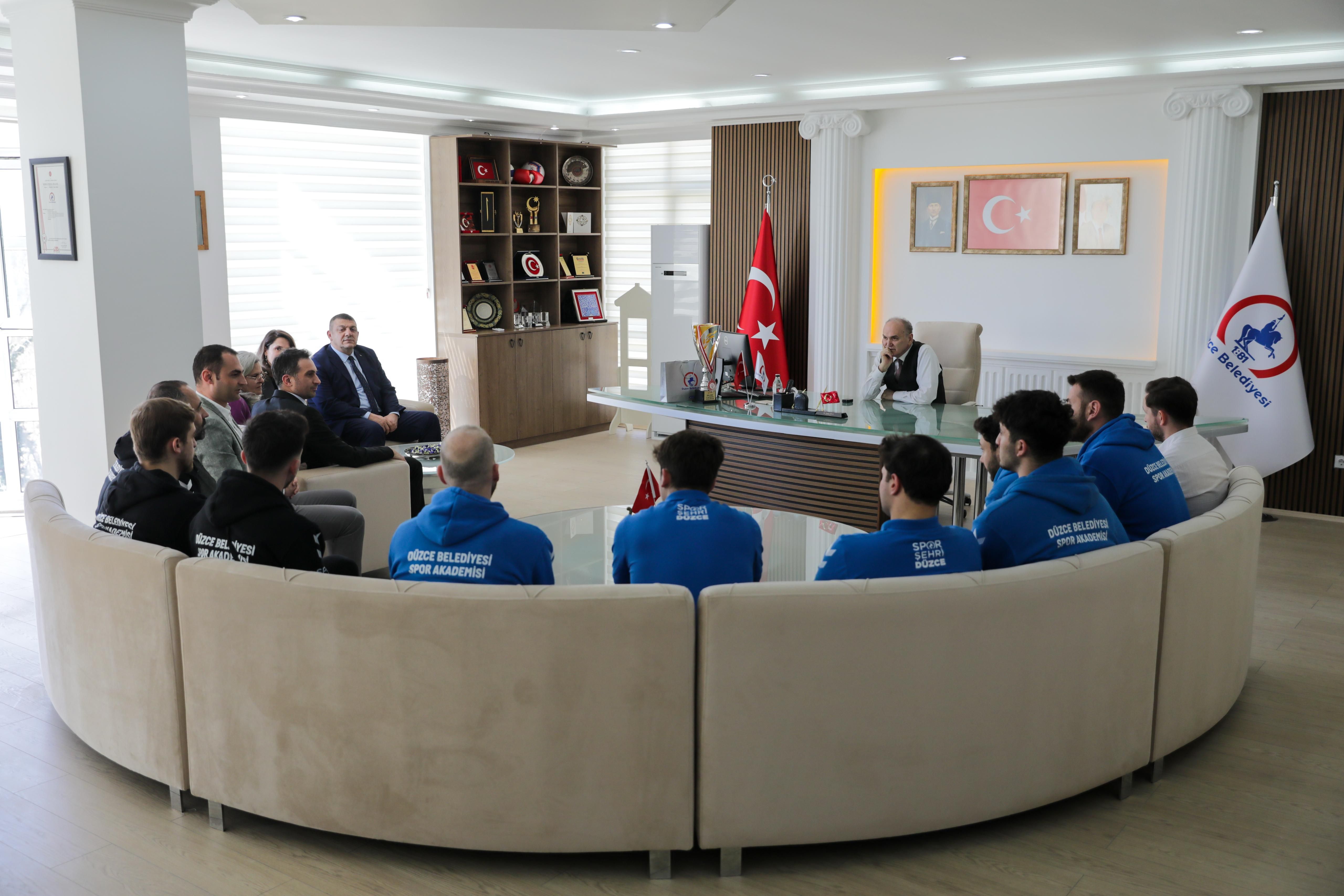 KONURALP BEYLERİ'NDEN BAŞKAN ÖZLÜ'YE ZİYARET