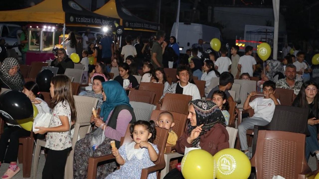 Köy Meydanı Bu Kez Sinema Perdesine Dönüştü