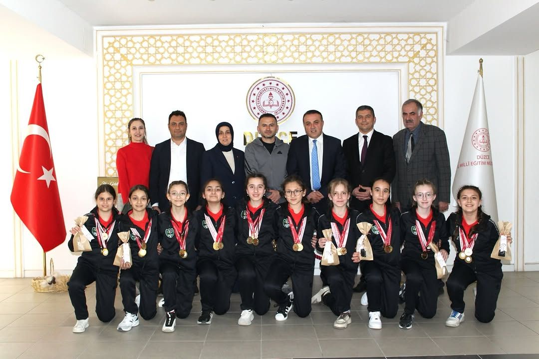 KÜÇÜK KIZLAR VOLEYBOL TAKIMINDAN GURURLANDIRAN BAŞARI