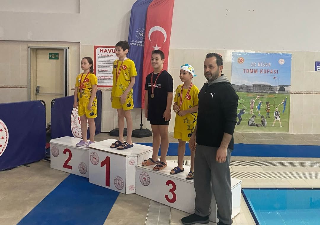 KULAÇLAR ZAFER İÇİN ATILDI YÜZME MÜSABAKALARI NEFES KESTİ