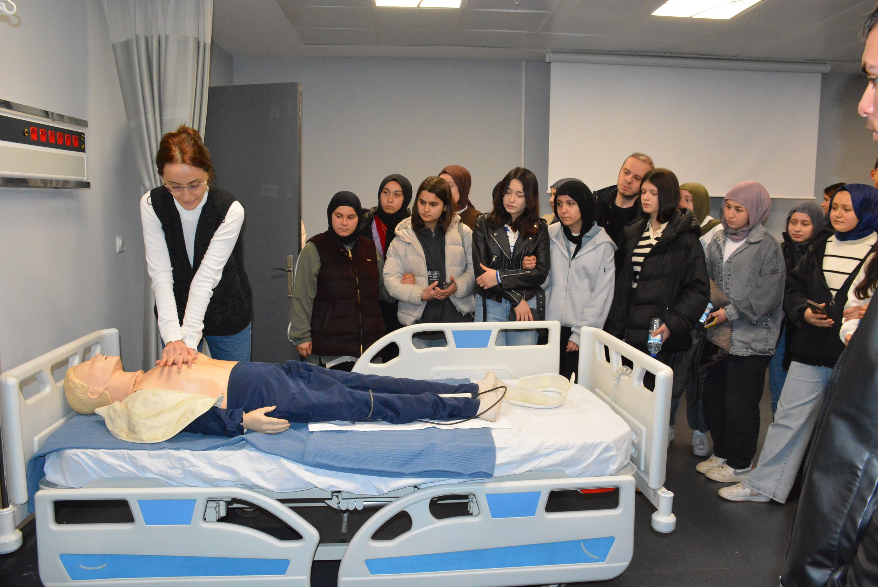 LİSE ÖĞRENCİLERİNDEN DÜZCE ÜNİVERSİTESİ'NE ZİYARET