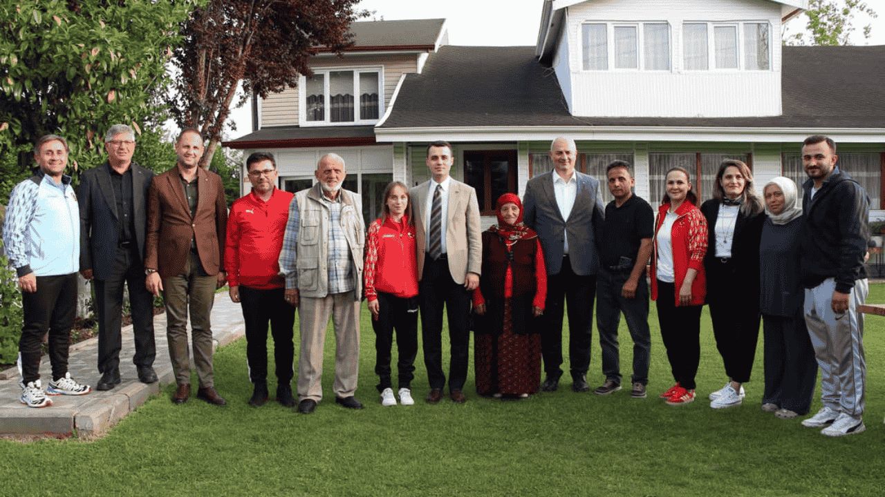 MİLLİ SPORCU AYŞENAZ TOSUN'A GENÇLİK HAFTASINDA ÖZEL ZİYARET