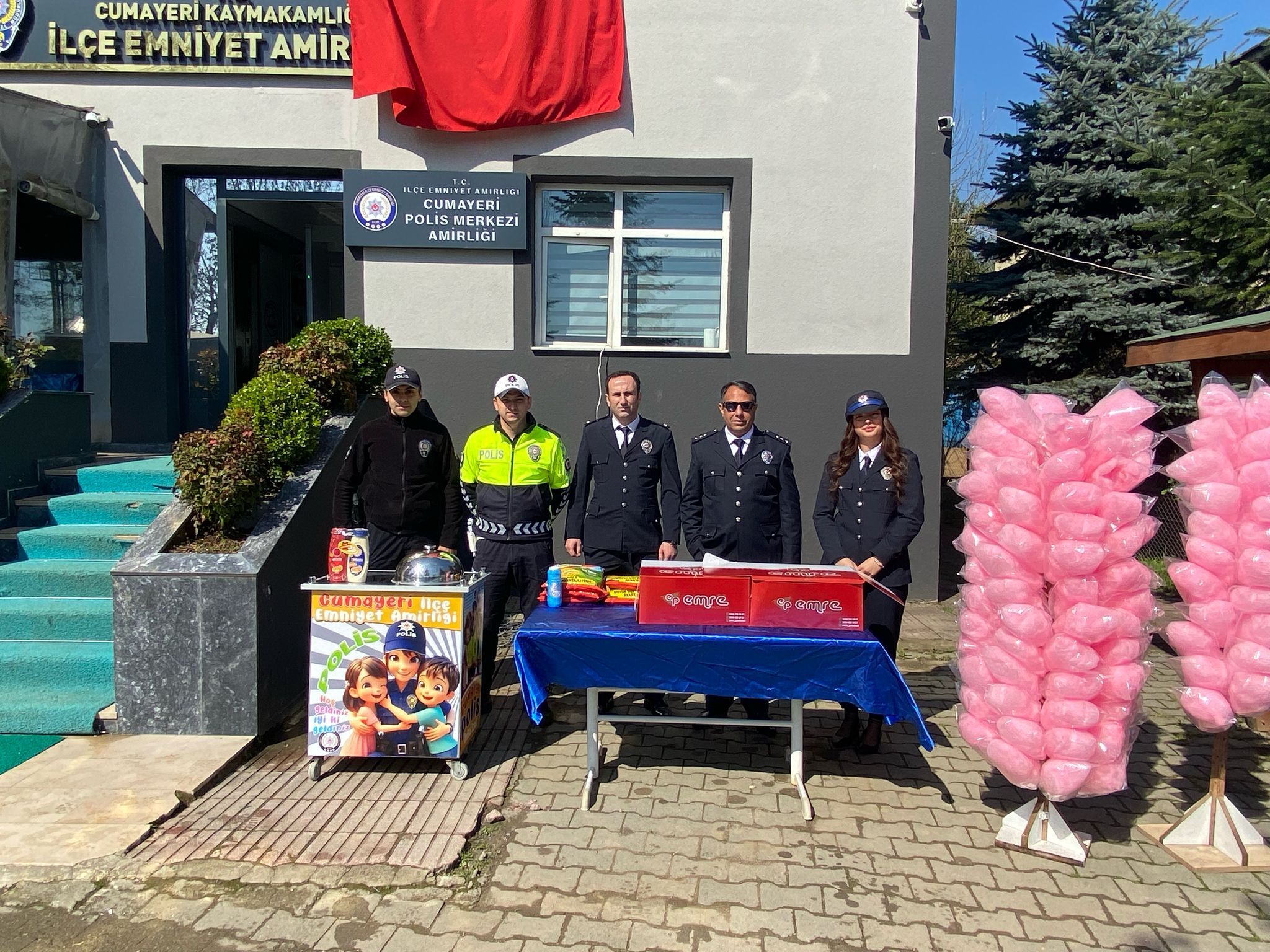 MİNİK ÖĞRENCİLERDEN CUMAYERİ'NDE POLİS EKİPLERİNE ANLAMLI ZİYARET