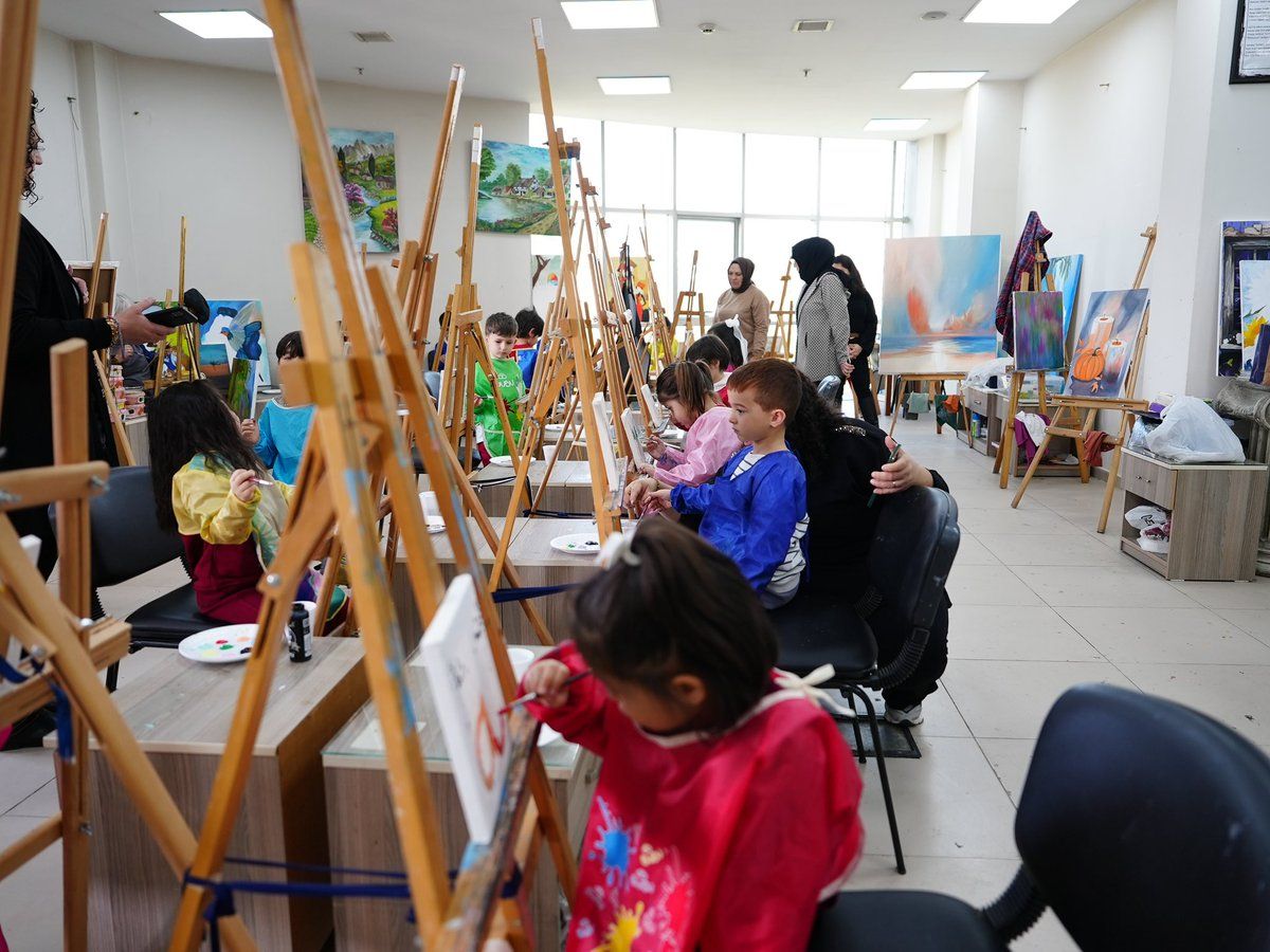 MİNİK ÖĞRENCİLERE SANAT VE SİNEMA KEYFİ SUNULDU