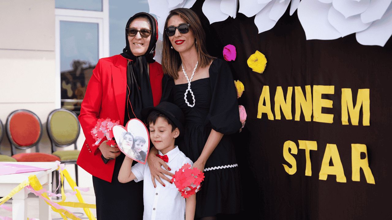MİNİKLERDEN ANNELERİNE ÖZEL GÖSTERİ