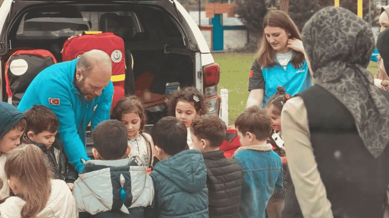 MİNİKLERİN 112 MESAİSİ; AMBULANSA BİNDİLER, ACİL DURUMU ÖĞRENDİLERLER