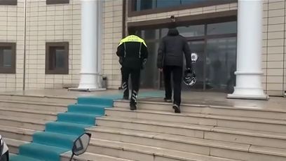 MOTOSİKLETLE TEHLİKELİ HAREKETLER YAPAN SÜRÜCÜYE CEZA YAZILDI