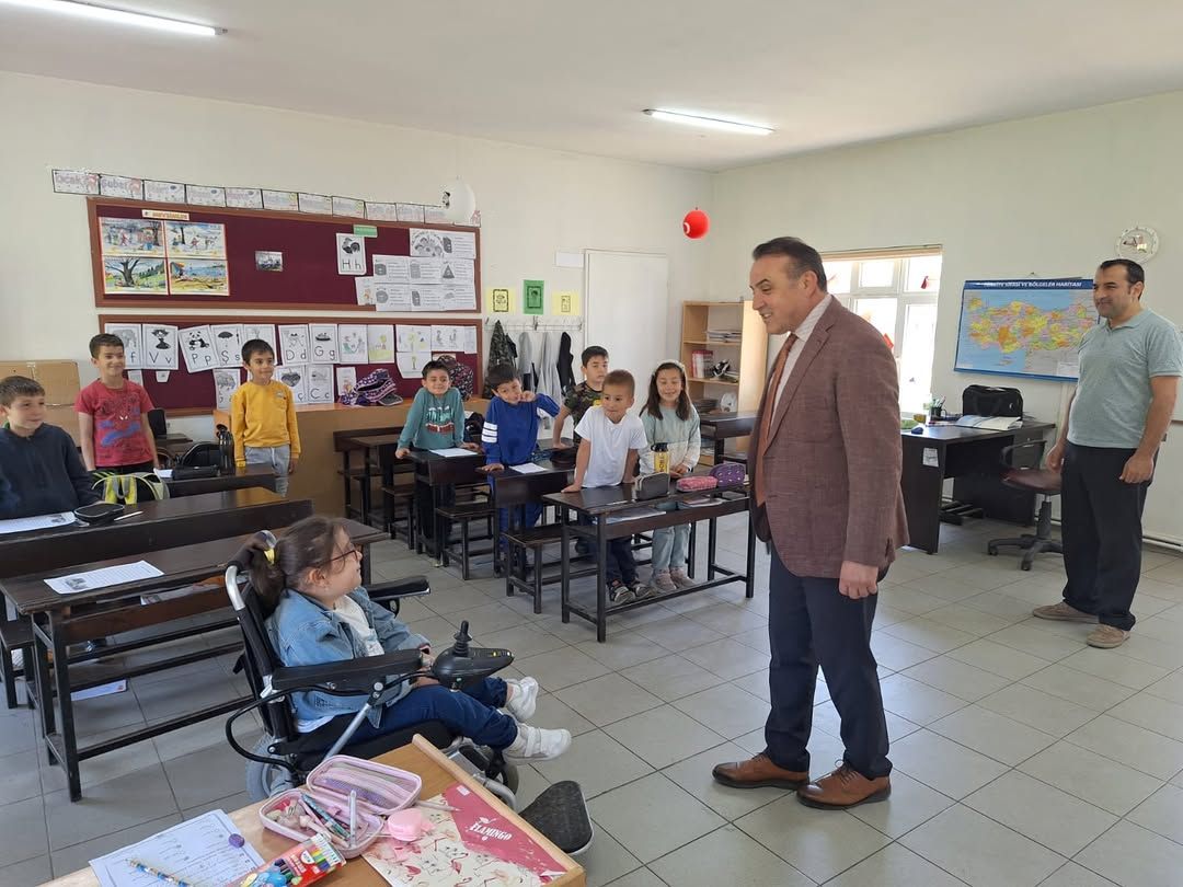 MÜDÜR AYDIN, YAHYALAR'DA ÖĞRETMEN VE ÖĞRENCİLERİ DİNLEDİ