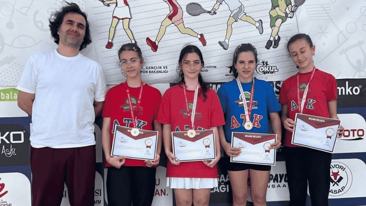 MUSTAFA AÇIKALIN ORTAOKULU TENİS KIZ TAKIMI'NDAN BÜYÜK BAŞARI;TÜRKİYE ŞAMPİYONASI'NA KATILMA HAKKI KAZANDILAR
