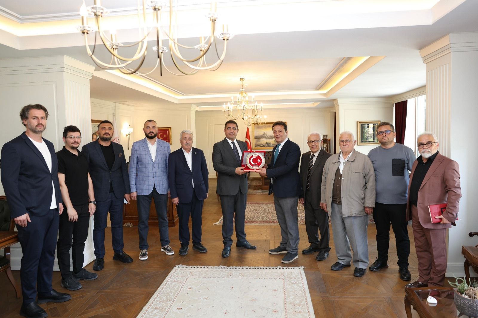 MÜTEAHHİTLER BİRLİĞİ, VALİ SELÇUK ASLAN'I ZİYARET ETTİ