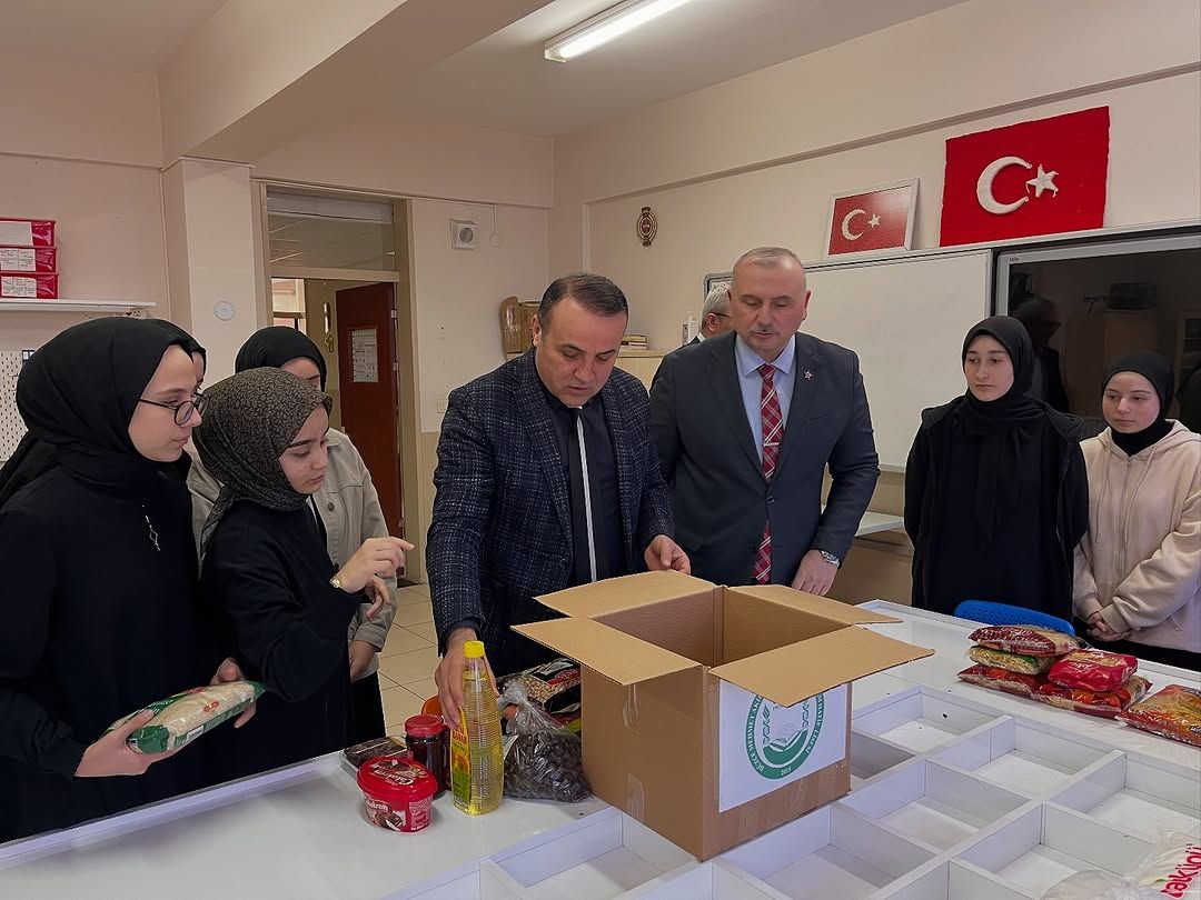ÖĞRENCİLER BU SEFER RAMAZAN KOLİSİ İÇİN TOPLANDI