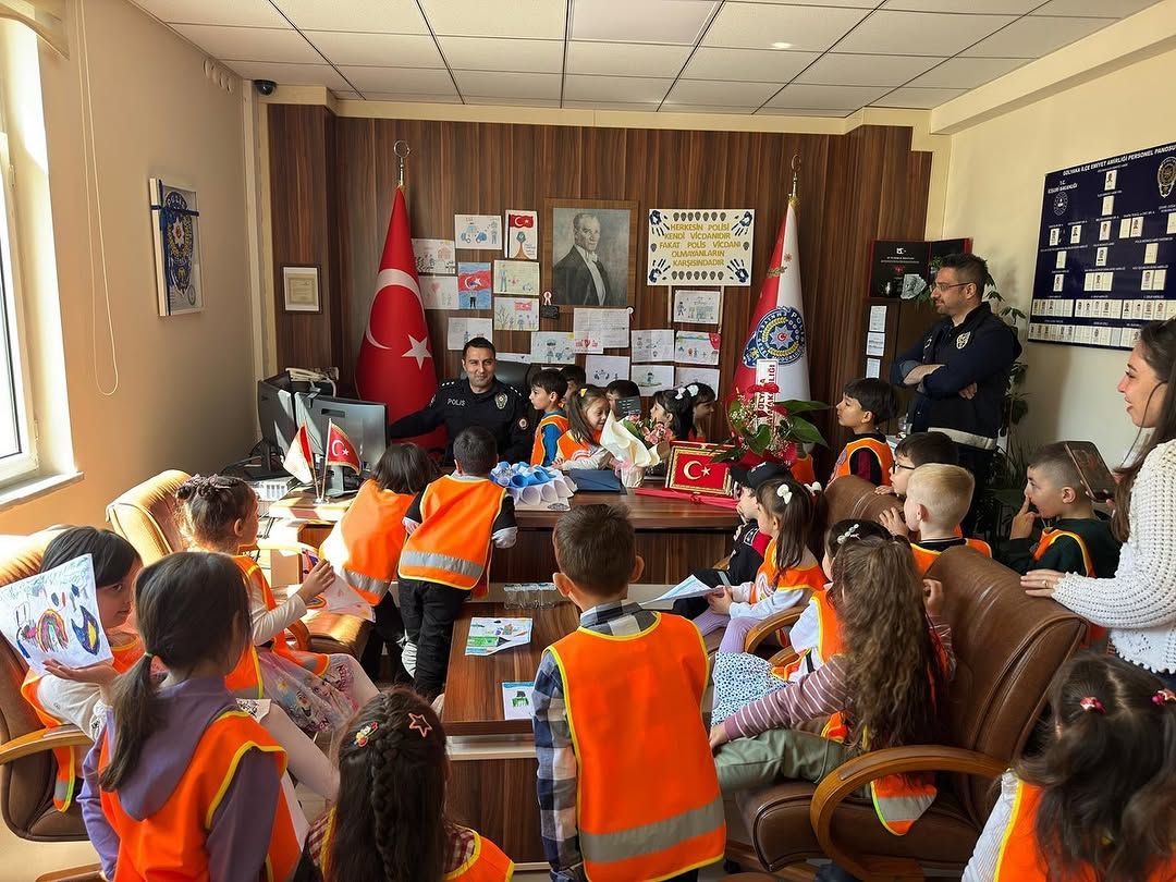 ÖĞRENCİLERE POLİSLİK MESLEĞİ VE TRAFİK GÜVENLİĞİ EĞİTİMİ VERİLDİ